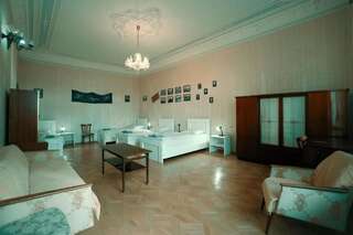 Отели типа «постель и завтрак» Guest House Old Kutaisi Кутаиси Четырехместный номер эконом-класса с общей ванной комнатой-2