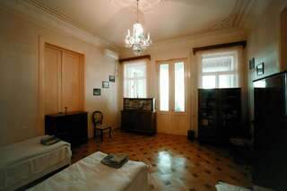 Отели типа «постель и завтрак» Guest House Old Kutaisi Кутаиси Трехместный номер с общей ванной комнатой-3