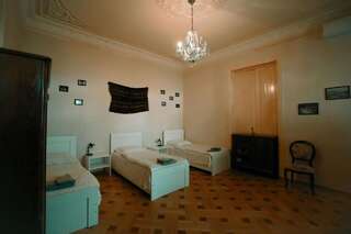 Отели типа «постель и завтрак» Guest House Old Kutaisi Кутаиси Трехместный номер с общей ванной комнатой-4