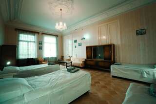 Отели типа «постель и завтрак» Guest House Old Kutaisi Кутаиси Четырехместный номер эконом-класса с общей ванной комнатой-3