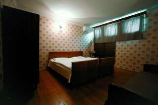 Отели типа «постель и завтрак» Guest House Old Kutaisi Кутаиси Стандартный двухместный номер с 1 кроватью и общей ванной комнатой-6