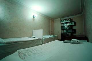 Отели типа «постель и завтрак» Guest House Old Kutaisi Кутаиси Трехместный номер с общей ванной комнатой-5