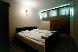 Отели типа «постель и завтрак» Guest House Old Kutaisi Кутаиси Стандартный двухместный номер с 1 кроватью и общей ванной комнатой-7