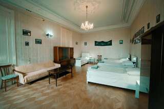 Отели типа «постель и завтрак» Guest House Old Kutaisi Кутаиси Четырехместный номер эконом-класса с общей ванной комнатой-4
