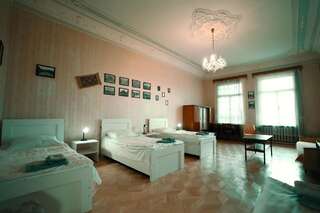 Отели типа «постель и завтрак» Guest House Old Kutaisi Кутаиси Трехместный номер с общей ванной комнатой-1